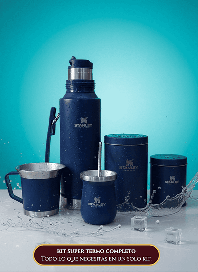 Térmica Stanley para bebidas com copos e acessórios, ideal para camping e aventuras ao ar livre.